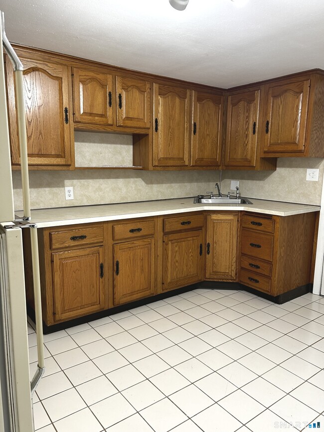 Building Photo - 565 Main St