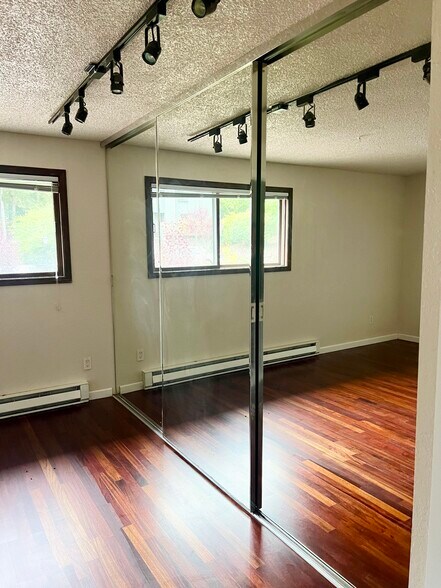 master bedroom - 25040 Lake Fenwick Rd