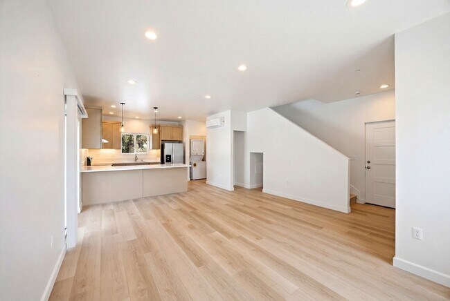 Building Photo - 9094 Los Coches Rd