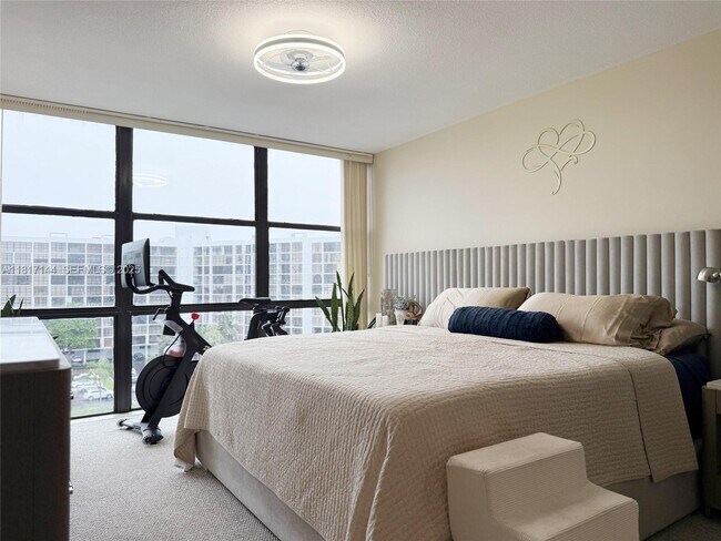 Building Photo - 800 Parkview Dr