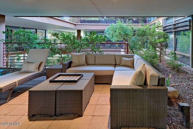 Building Photo - 7117 E Rancho Vista Dr