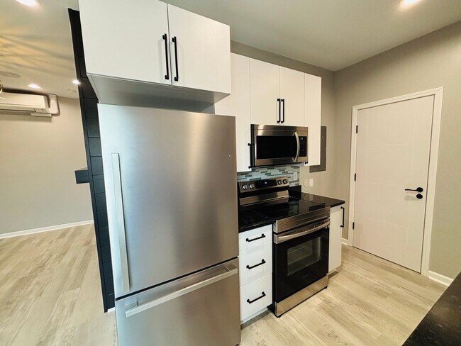 Building Photo - 1 Bedroom 1 Bath Apartment  **Newly Renovated Summer 2023**