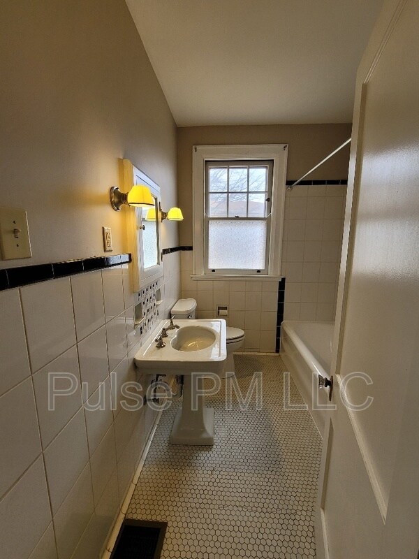 Building Photo - 204 E 26th St