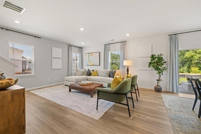 Building Photo - 465 Madison Lakeview Dr