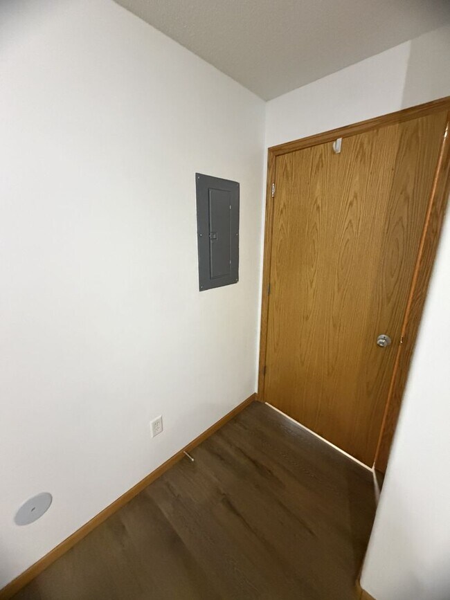 Building Photo - New Listing - 2 Bedroom, 1 Bath Condo on Northeast side of Iowa City