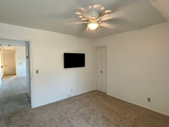 Building Photo - Stunning 4 bedroom, 3 bath home with a pool in beautiful Cedar Ridge!