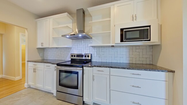 Building Photo - Beautiful 2 Bedroom Home in San Marco read...