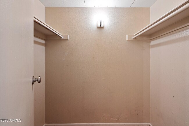 Building Photo - 4410 N Longview Ave