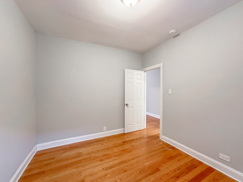 Building Photo - 3733 N Pine Grove Ave