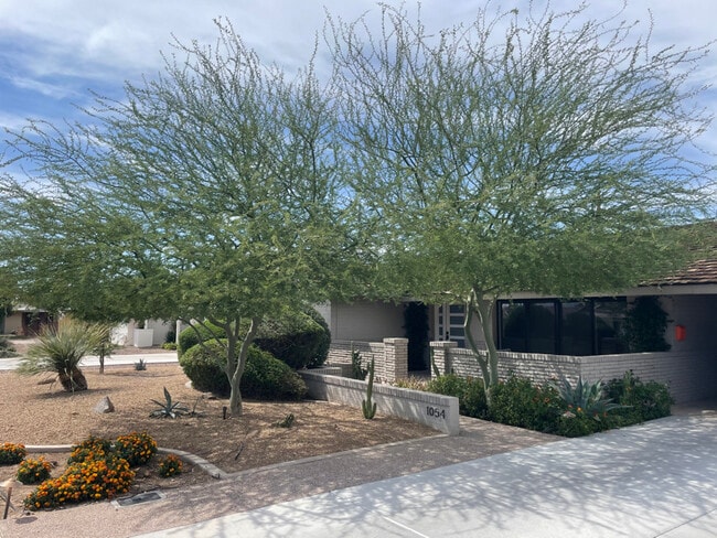 Building Photo - 1054 E Fairmont Dr