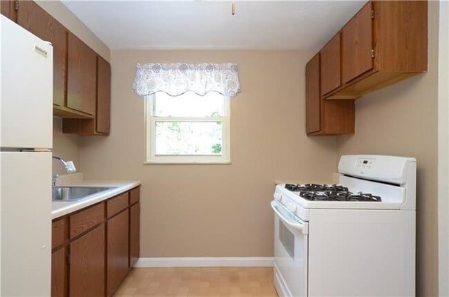 Building Photo - Two Bedroom in Castle Shannon! Central air - Garage - Laundry!