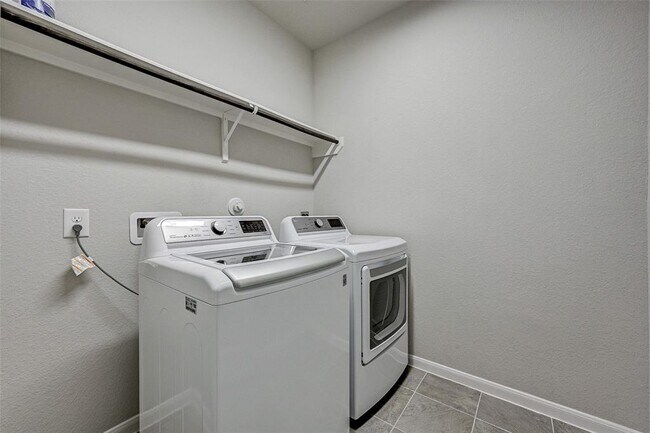 Building Photo - 25403 Kidwiler Dr