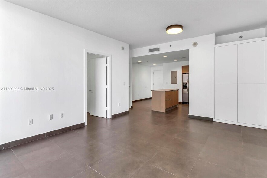 Building Photo - 1050 Brickell Ave