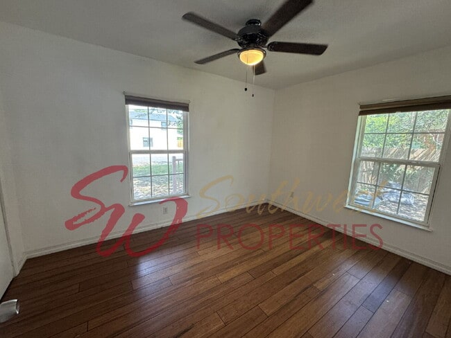 Building Photo - 4 Bedroom 2 Bath with Retro Flair!