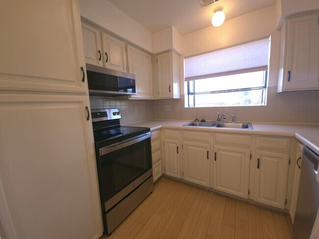 Building Photo - 2 bed 2 bath condo located in the Chateau Village West subdivision