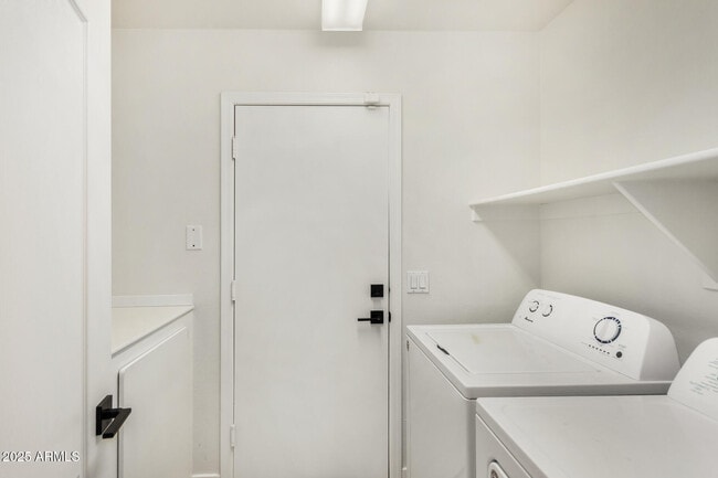 Building Photo - 925 W San Marcos Dr