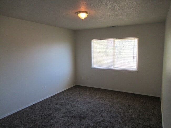 Building Photo - Large Three Bedroom Duplex in Keizer!