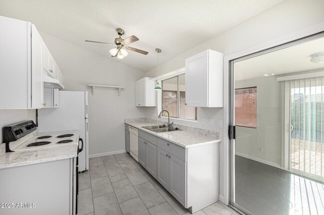 Building Photo - 1813 E Grandview Rd