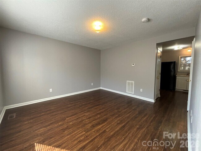 Building Photo - 206 W 15th St