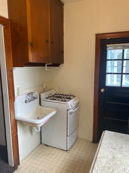 Building Photo - 112 S Mills St