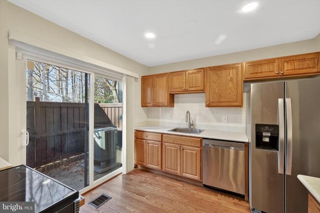 Building Photo - 9250 Three Oaks Dr