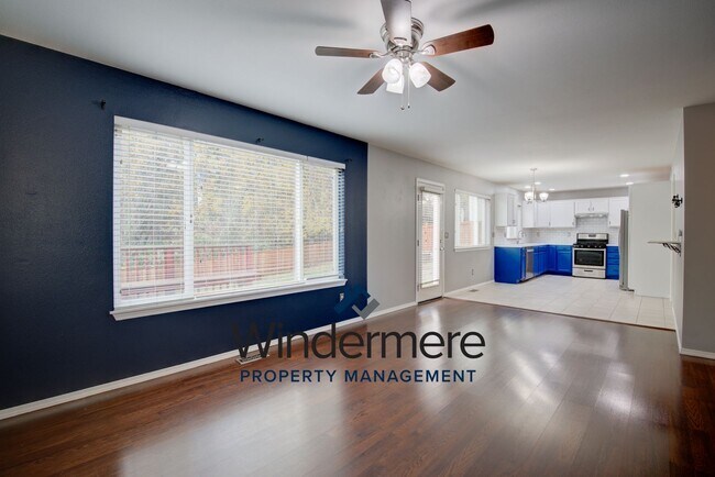Building Photo - 1134 NW Redwing Dr