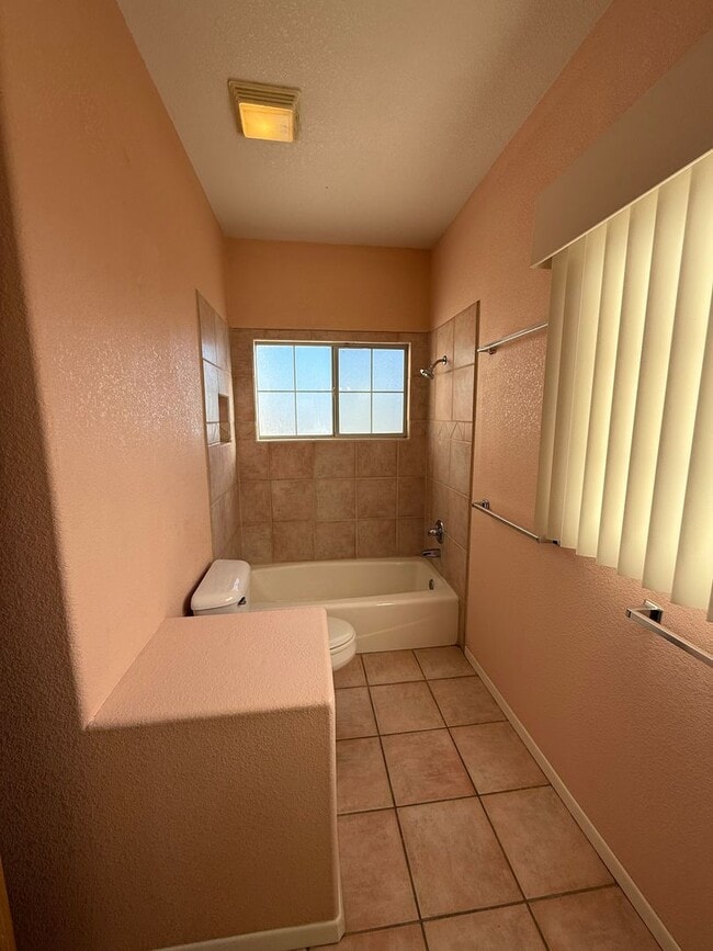 Building Photo - Beautiful 3 Bedroom/2.5 Bathroom Home Located off Roadrunner