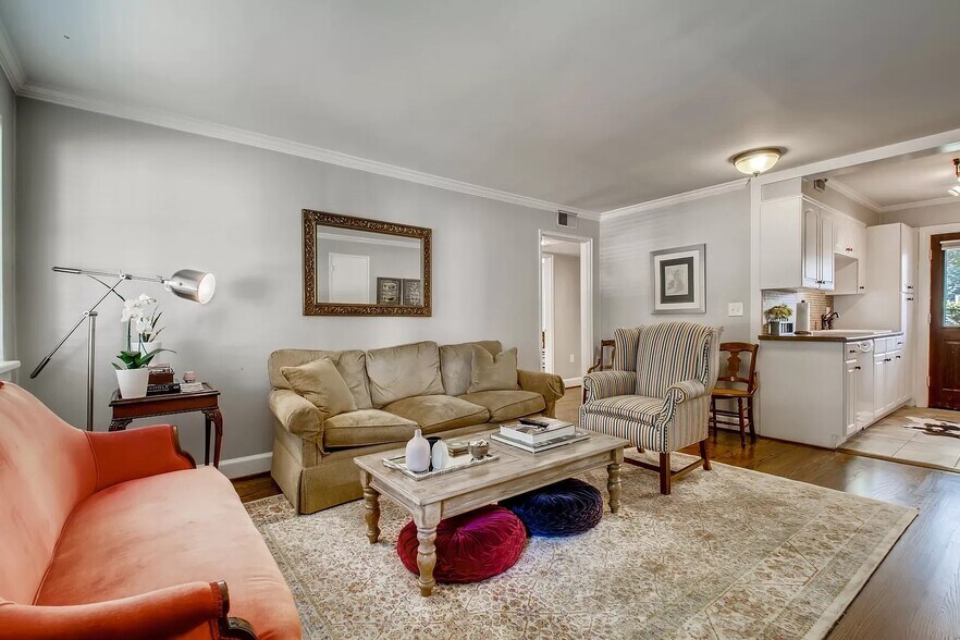 Living Area - 512 Chesterfield Ave