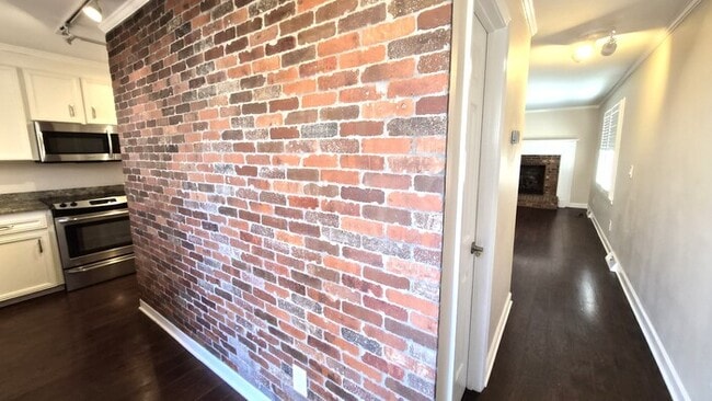 Building Photo - Great Two Bedroom Townhouse Convenient to Downtown Greenville!