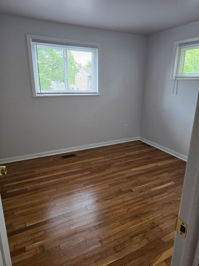Building Photo - Three bedroom one bath in New Castle