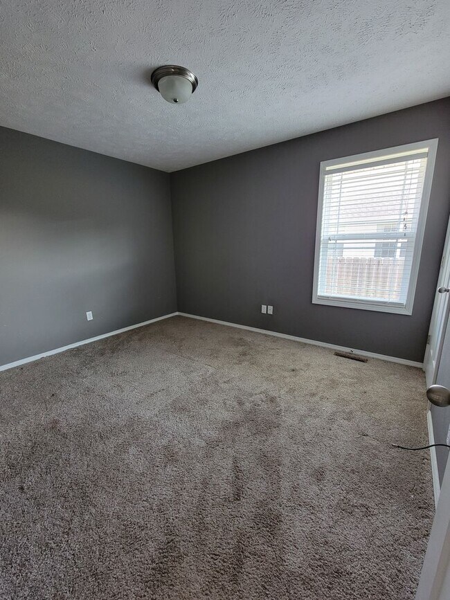 Building Photo - Beautiful & Spacious 3 Bedroom, 2 Bathroom...