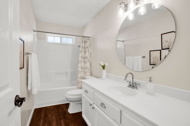 Building Photo - Western Hills Estate home/ 3 bedroom/ 2 ba...