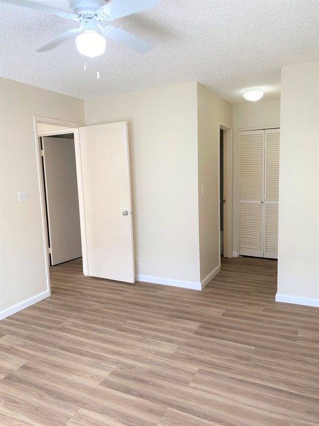Building Photo - Royal Palm - Renovated two bedroom in Waip...
