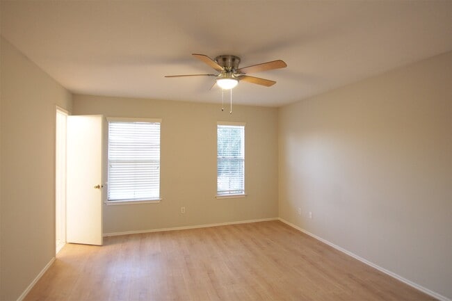 Building Photo - 8230 Golf Green Cir