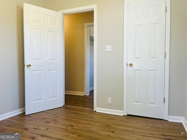 Building Photo - 900 Park Ave