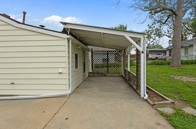 Building Photo - 4437 N Jackson Ave