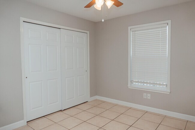 Building Photo - 309 Green Oak Dr