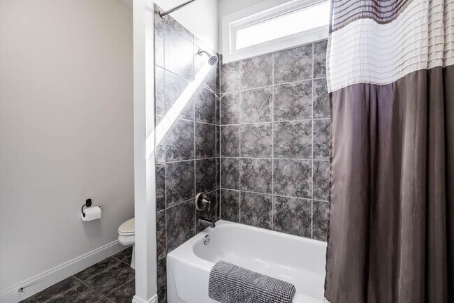 Building Photo - 470 Hamilton St SE