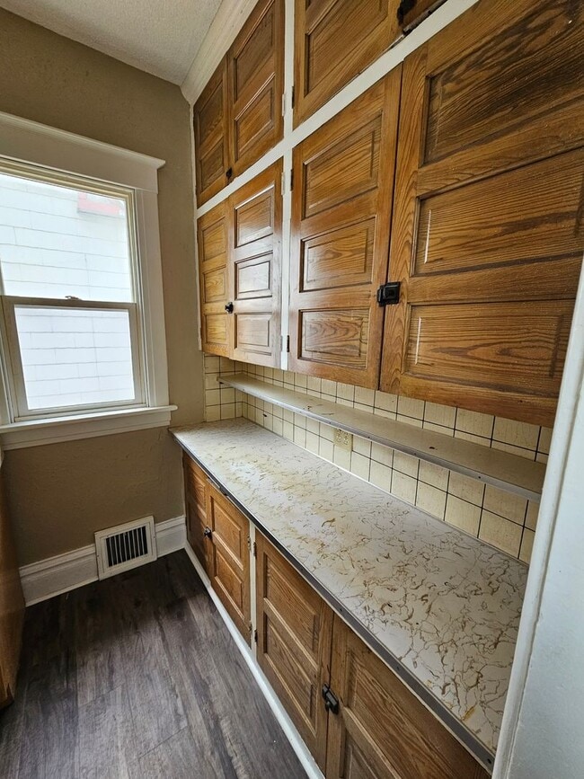 Building Photo - 1ST MONTH RENT FREE!!!