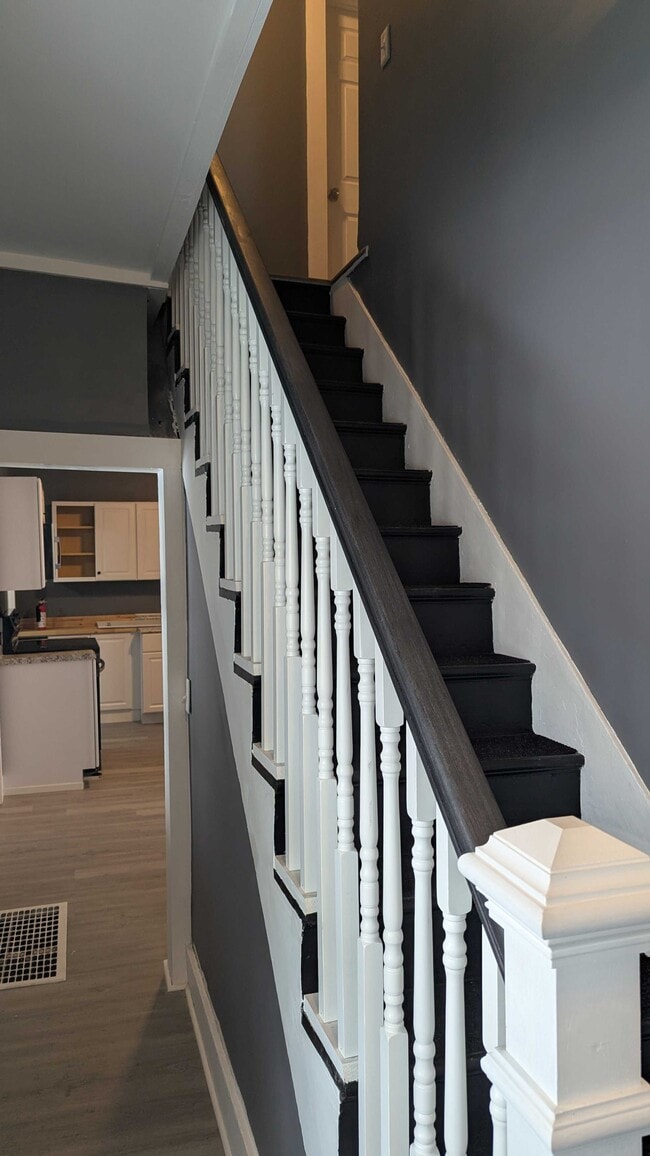 Building Photo - 812 E 3rd St