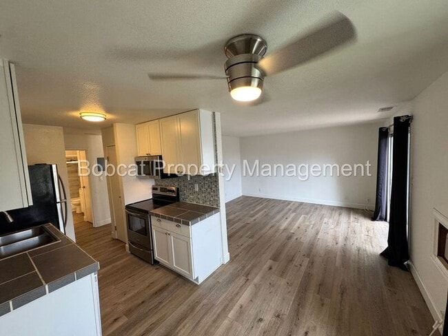 Building Photo - 400 S Saliman Rd