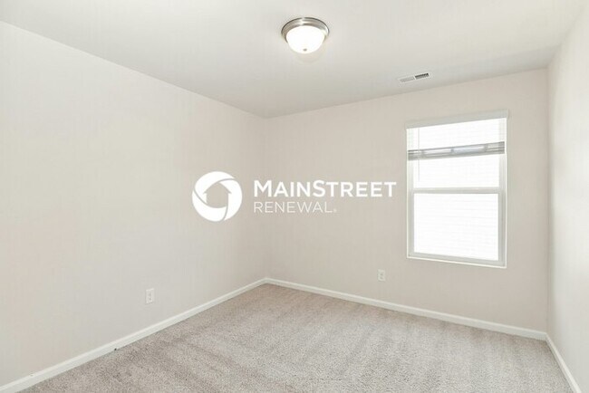 Building Photo - 3 Bedroom Pet-Friendly Home in Charlotte, NC with Main Street Renewal