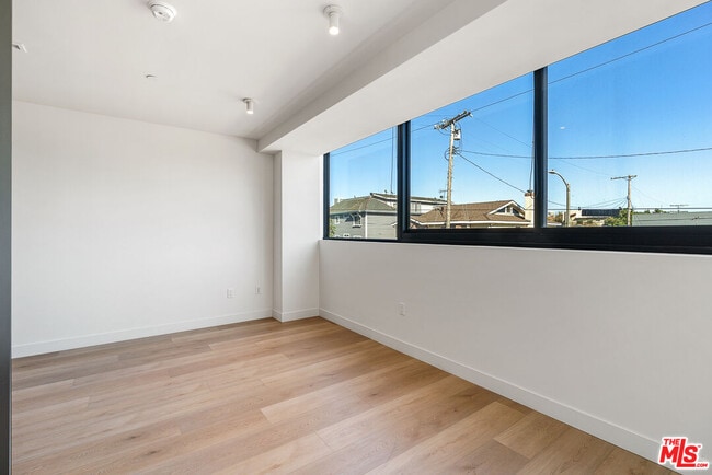 Building Photo - 3688 Overland Ave