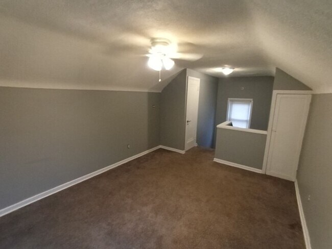 Building Photo - 3 bed/1 bath bungalow - Now Available!