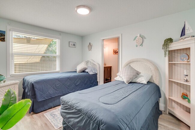 Building Photo - Fully Furnished 2BR/2BA Sarasota Home – Move-In Ready with Entertainment Room Near Siesta Key!