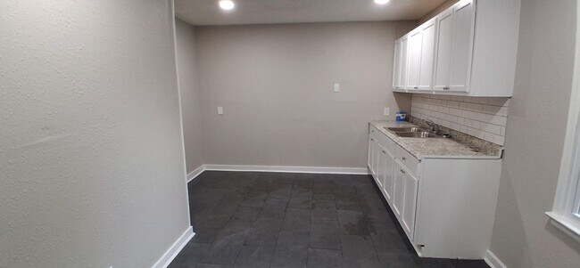 Building Photo - 2724 Henley Dr