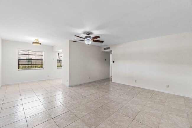 Building Photo - 641 Normandy Ln