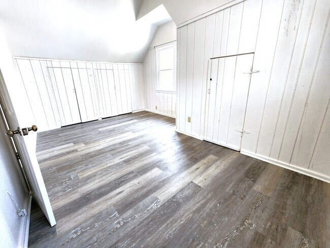 Building Photo - 5 bedroom single family - Available now!