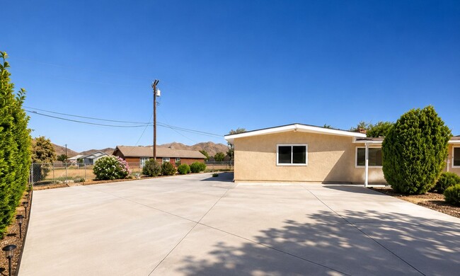 Building Photo - 4 bedroom 2.5 bathroom house in Apple Valley Ca!