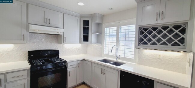 Building Photo - 1102 Brooks Range Landing